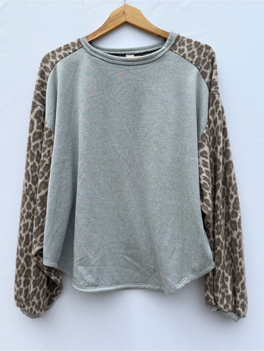 Leopard Sweatshirt Raglan Sleeve Gray Soft Knit Pullover Boutique Top Size L